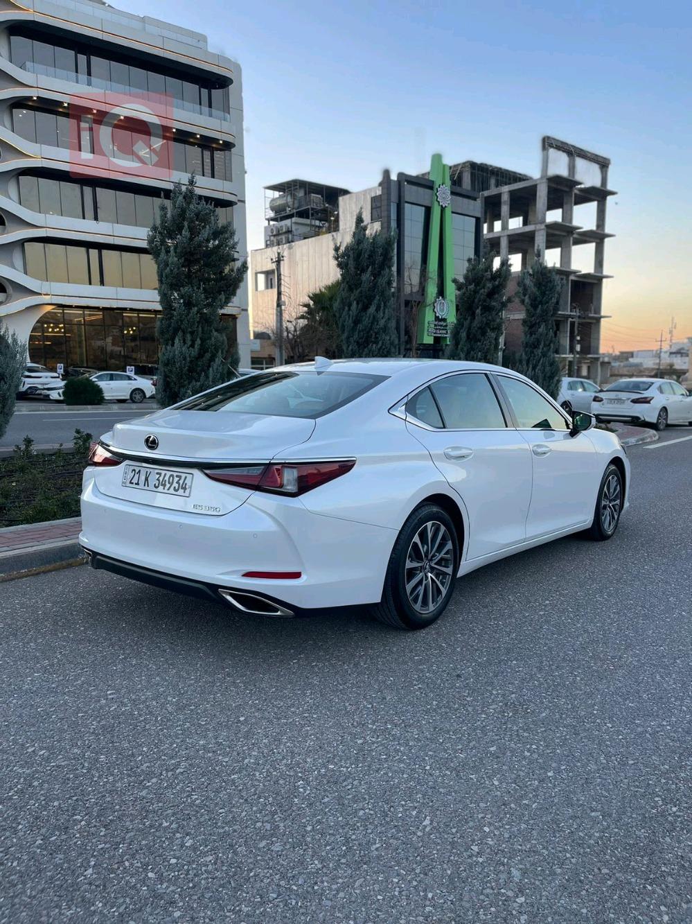 Lexus ES